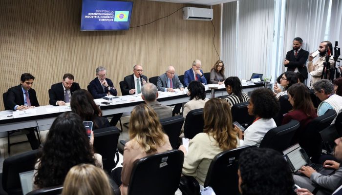 Governo federal prepara plano de socorro a setores afetados por novas tarifas dos EUA
