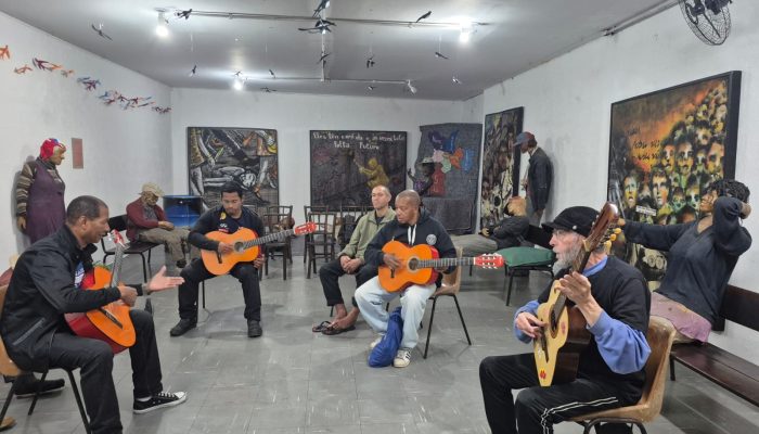 Música do Cisarte reintegra homem em situação de rua que viraliza tocando piano em SP