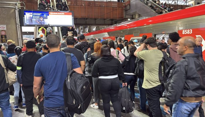 Lentidão em linhas do metrô e CPTM causa transtornos a milhares de passageiros em SP