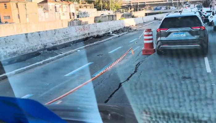 Asfalto afundado na Avenida do Estado completa um mês sem solução e afeta trânsito no Centro de SP