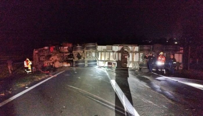 Acidente com caminhão de carga na Br-376 paralisa tráfego e gera longas filas em Imbaú