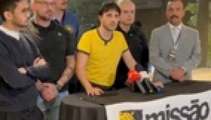 Renan Santos mira em Lula e Bolsonaro durante congresso com militantes no Rio