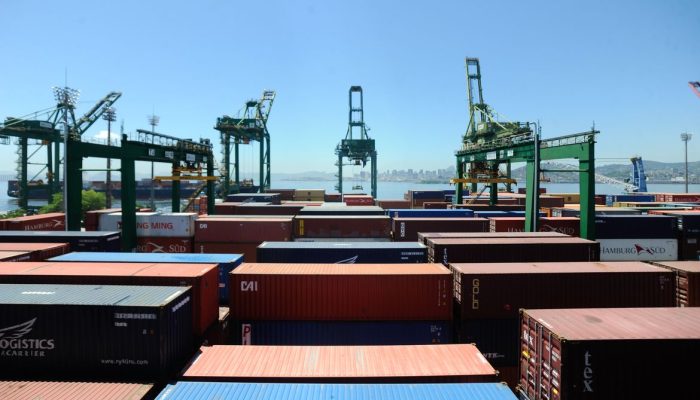 Tarifas dos EUA: impacto limitado na balança comercial brasileira, mas setores industriais sofrem