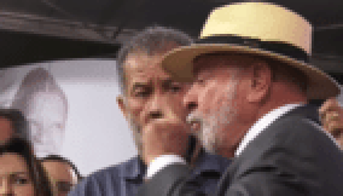 Lula critica EUA e lamenta 'política apodrecida' ao selar apoio do PDT em Brasília