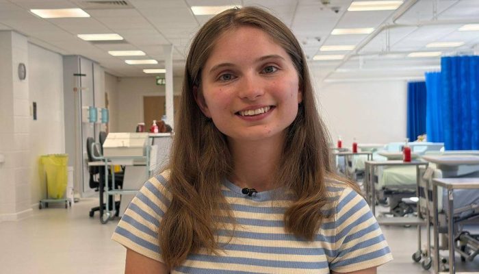 Superação e empatia: como o câncer agressivo na adolescência moldou a médica Ellie Waters-barnes