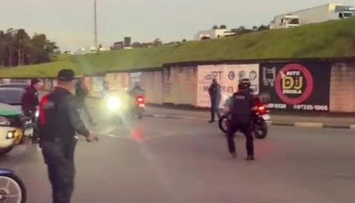 Motociclista atropela guarda municipal em bloqueio após perseguição policial na Grande SP
