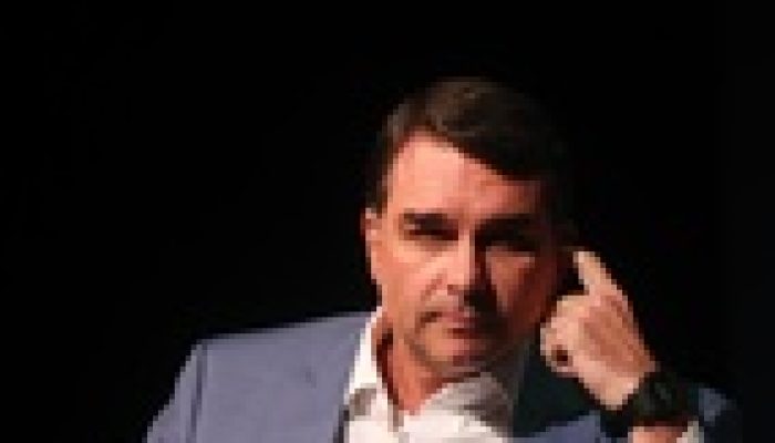 Caminho de Flávio Bolsonaro à presidência enfrenta isolamento político
