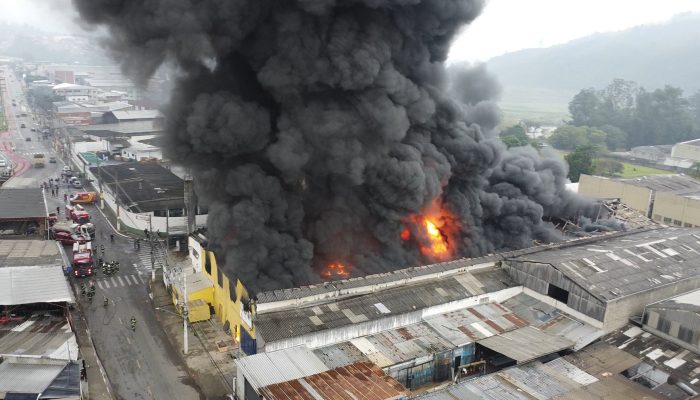 Incêndio de grandes proporções mobiliza bombeiros em reciclagem na Grande São Paulo