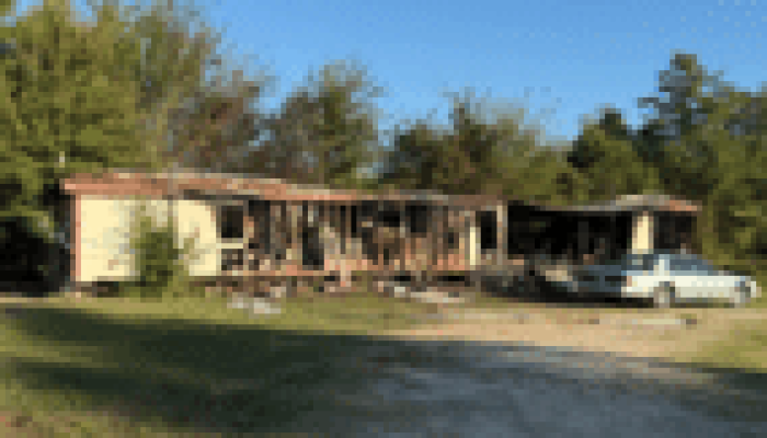 Incêndio devastador no Texas deixa cinco mortos e dois sobreviventes