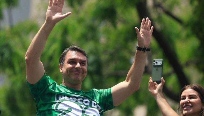 Inquérito no STF apura suspeita de lavagem entre Flávio Bolsonaro e advogado