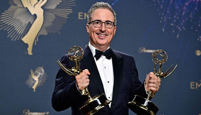 John Oliver analisa eleições brasileiras e alerta para avanço de Flávio Bolsonaro
