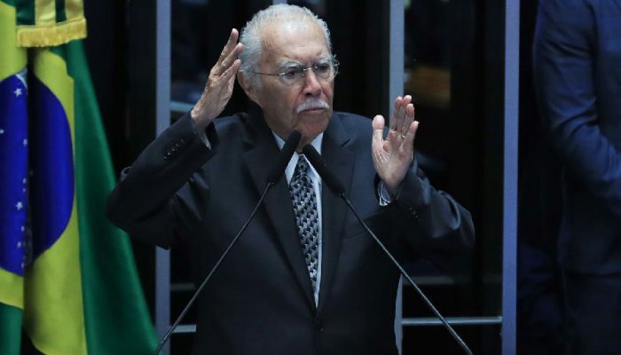 José Sarney em UTI após cirurgia abdominal; ex-presidente está estável
