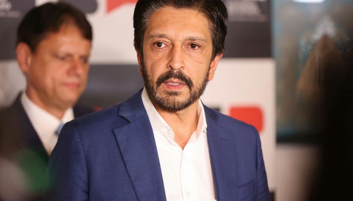 Justiça determina que Ricardo Nunes remova publicações com Tarcísio de redes da prefeitura