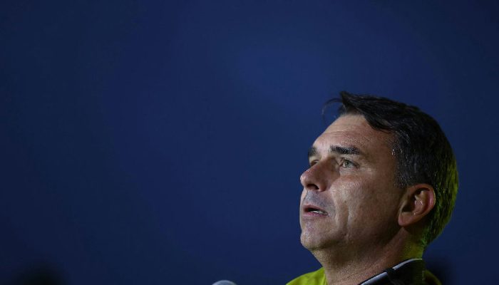 Justiça suspende entrega de título de cidadão a flávio bolsonaro em salvador