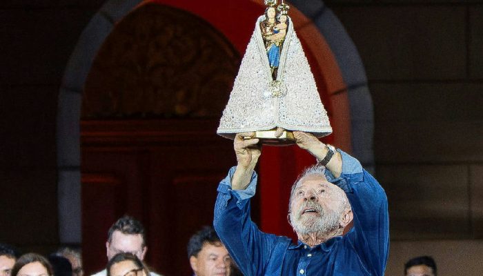 Lula exibe imagem de santa em comícios após críticas à mistura entre política e religião