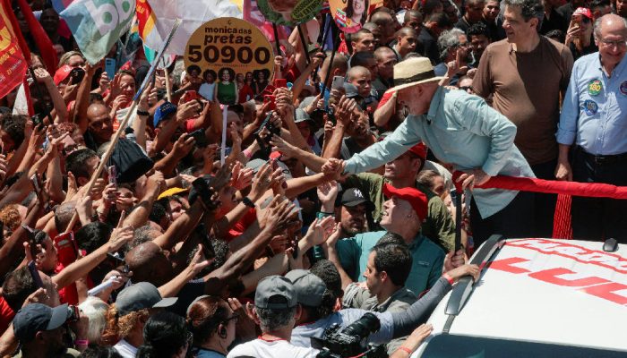 Lula mira Flávio Bolsonaro em comício e o associa a escândalos de corrupção e orgia