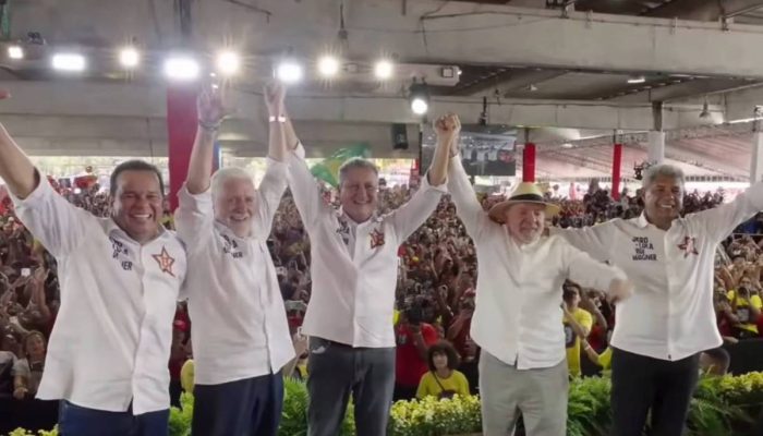 Lula pede votos para Jaques Wagner em convenção do PT na Bahia, sob o peso de investigações