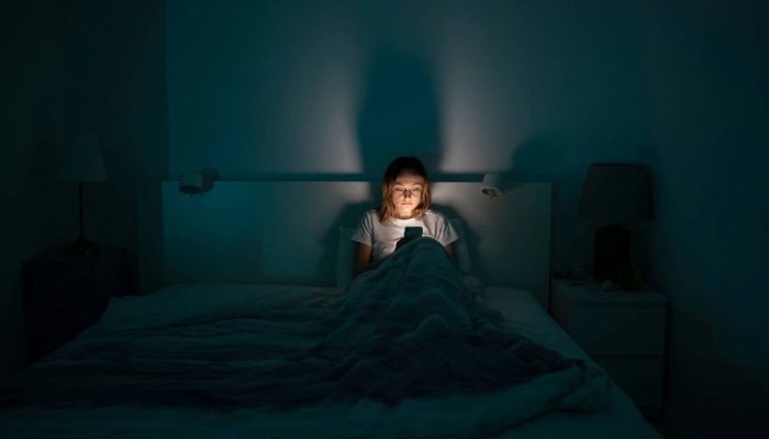 Luz azul antes de dormir: o brilho das telas é o verdadeiro vilão do sono?