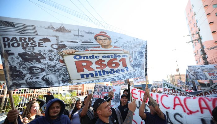 Manifestantes protestam contra Flávio Bolsonaro e Tarcísio em São Paulo