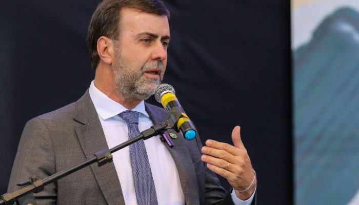 Marcelo Freixo aponta recordes no turismo e alerta para risco de privatização de praias