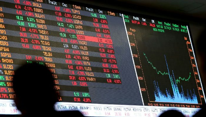 Mercado financeiro reage ao primeiro turno com dólar próximo a R$ 5 e recorde na bolsa