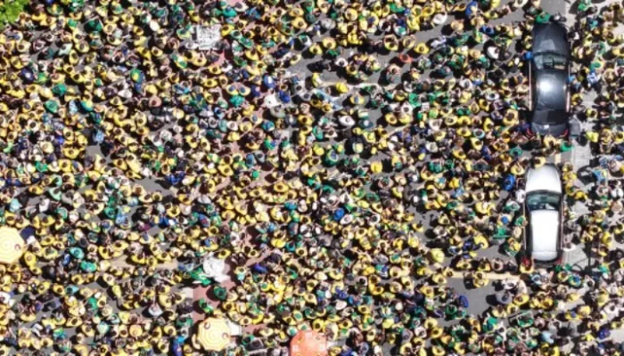 Metodologia da USP aponta 71,9 mil pessoas no auge de ato de Flávio Bolsonaro na Paulista