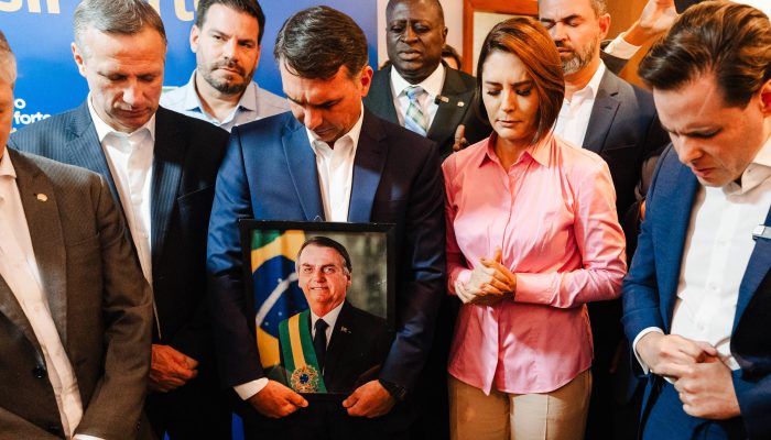 Michelle Bolsonaro e Flávio gravam vídeo de campanha, selando trégua após atrito familiar