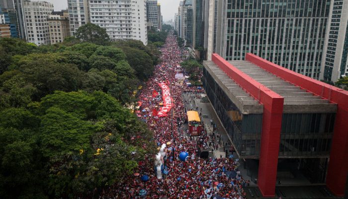 Militância de esquerda se mobiliza com Lula na Avenida Paulista para reverter desânimo eleitoral