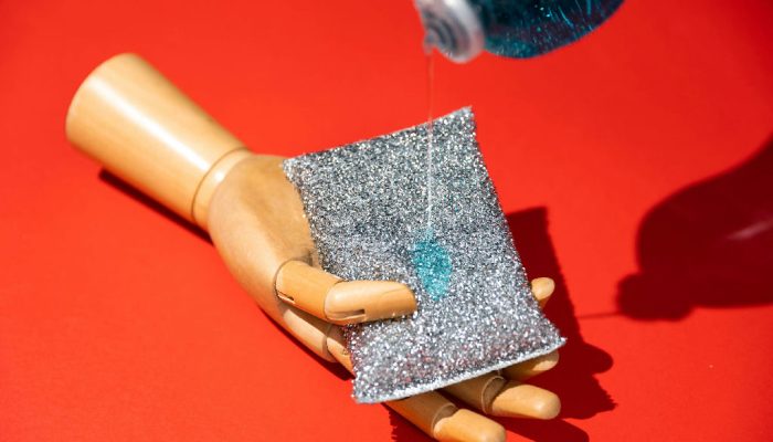 Mistura de produtos de limpeza, viral nas redes, oferece riscos à saúde