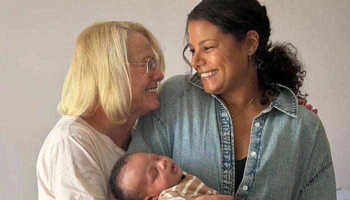 Mulher britânica realiza sonho da maternidade após reimplante ovariano raro e desafiador