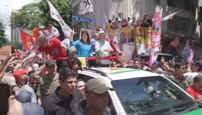 Na véspera da eleição, Lula acusa 'chefe de quadrilha' enquanto Flávio Bolsonaro prevê vitória no 1º turno