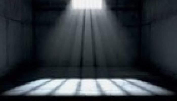 Negligência médica e insalubridade levam à morte de detento em prisão nos EUA