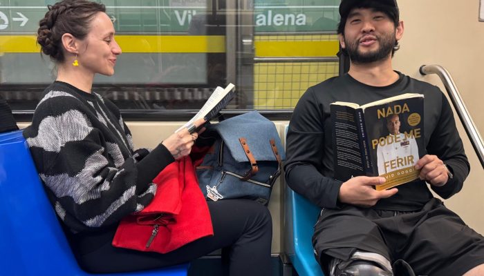 Paulistanos encontram refúgio nos livros durante trajetos no metrô de São Paulo