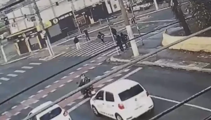 Pedreiro morre atropelado na faixa de pedestres após motorista avançar sinal vermelho na Zona Leste