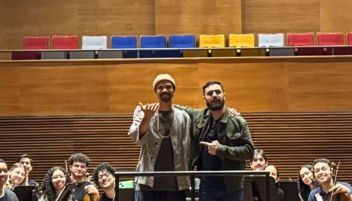 Pianista de Harry Styles explora cultura paulistana e emociona jovens músicos em Heliópolis