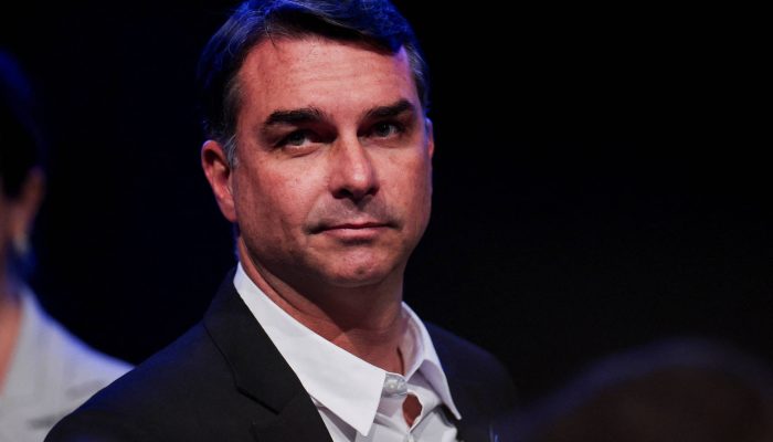 Plano de Flávio Bolsonaro para educação foca em método fônico e reforço escolar remunerado