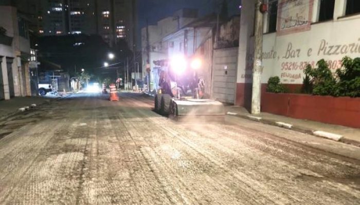 Prefeitura de Guarulhos dá início ao recapeamento noturno na rua Cônego Valadão
