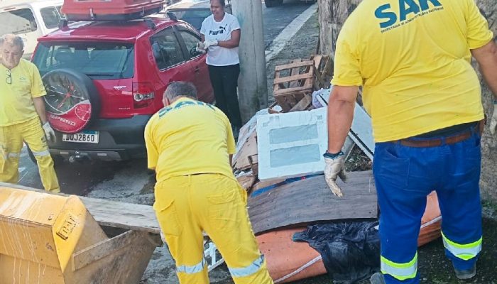 Prefeitura de Guarulhos reforça limpeza urbana e retira entulho de vários locais no Taboão