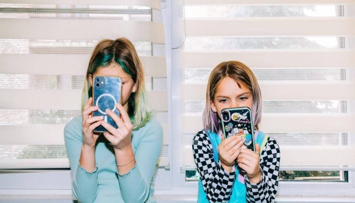 Proibir redes sociais para jovens não é solução mágica, aponta especialista