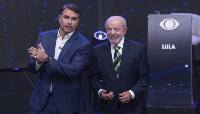 Protesto em frente à globo cobra checagem de fatos em debate presidencial