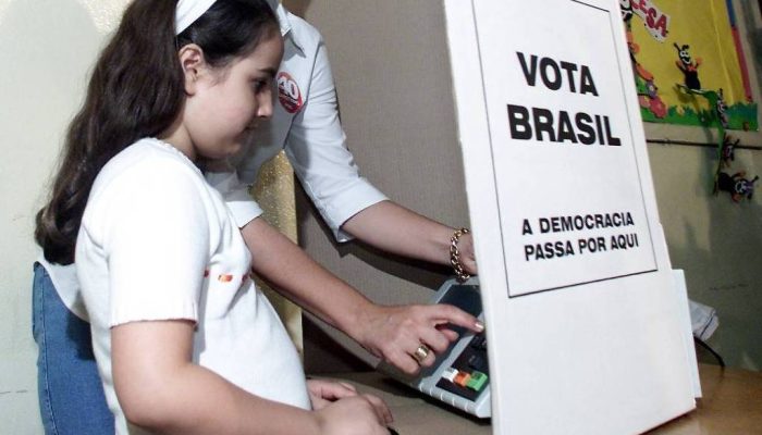 Redes sociais e círculo social ganham peso na decisão de voto dos brasileiros