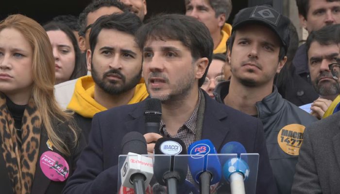 Renan Santos defende nova Constituição e pede saída de ministros do STF em ato