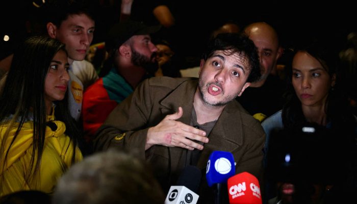 Renan Santos desafia Flávio Bolsonaro para debate e oferece apoio no primeiro turno