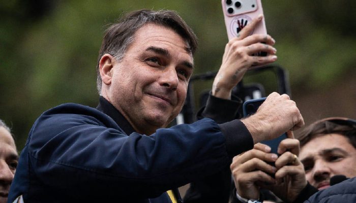 Revista revela voo de Flávio Bolsonaro em 2025 a bordo de jato de ex-banqueiro Daniel Vorcaro