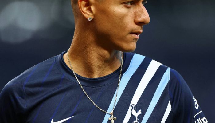 Richarlison cobra ação da PF contra Flávio Bolsonaro por posse de mansão