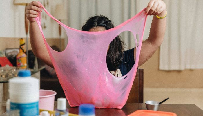 Slime caseiro: os riscos ocultos por trás da brincadeira que virou febre entre crianças