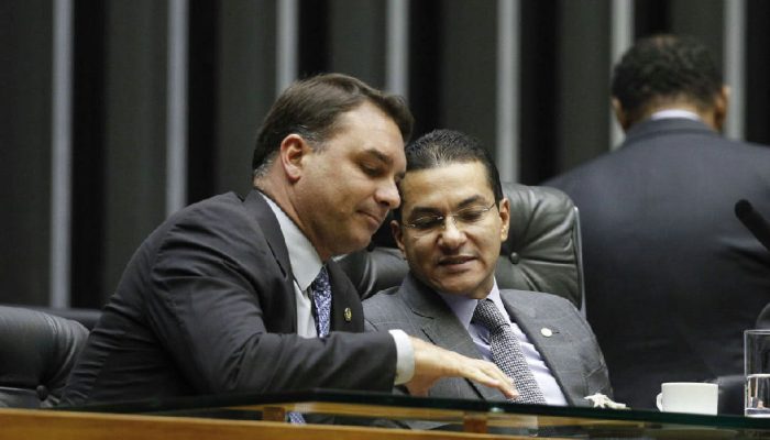 Tarcísio de Freitas costura apoio do Republicanos a Flávio Bolsonaro no segundo turno