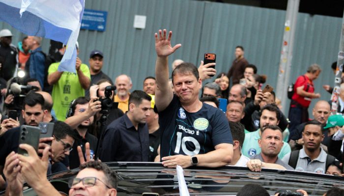 Tarcísio de Freitas sinaliza apoio a Flávio Bolsonaro em eventual segundo turno