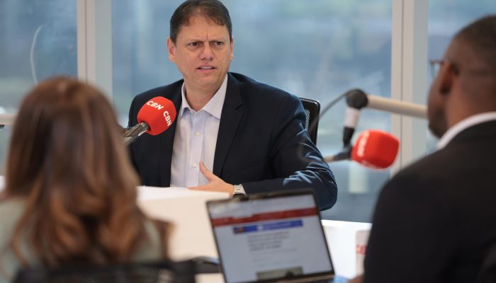 Tarcísio de Freitas sob o crivo: checagem de fatos em sabatina com veículos de imprensa