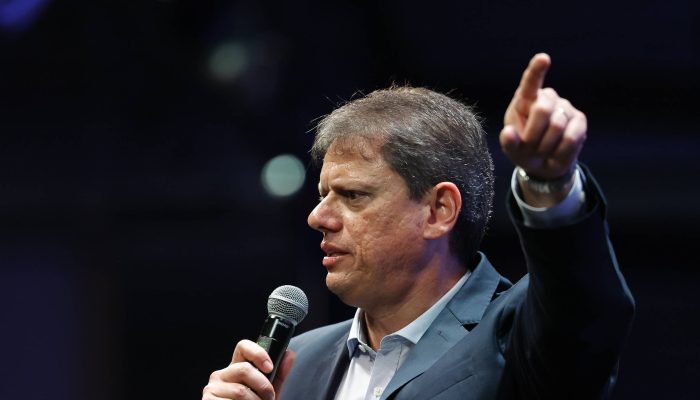 Tarcísio projeta vitória de Flávio Bolsonaro sobre Lula por margem de cinco pontos